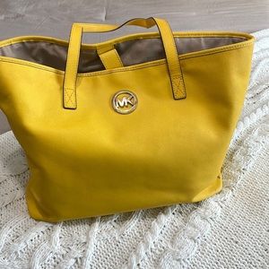 - Michael Kors Tote Large